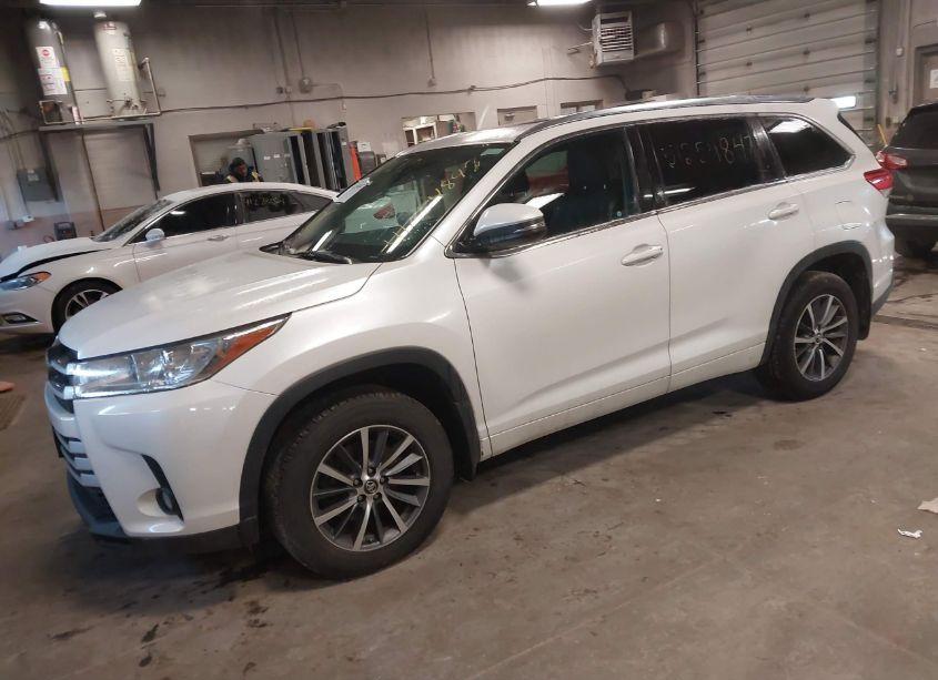 Photo 2 of 2017 Toyota Highlander XLE (VIN 5TDJZRFH3HS368760)