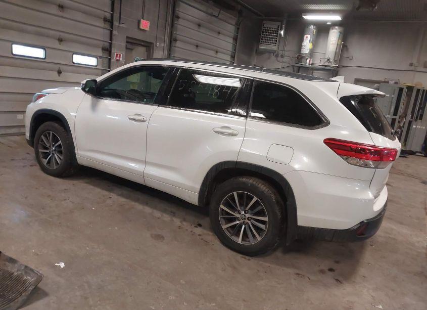 Photo 3 of 2017 Toyota Highlander XLE (VIN 5TDJZRFH3HS368760)