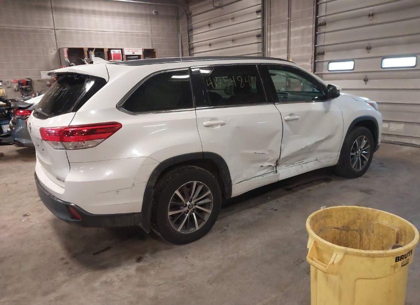 Photo 4 of 2017 Toyota Highlander XLE (VIN 5TDJZRFH3HS368760)