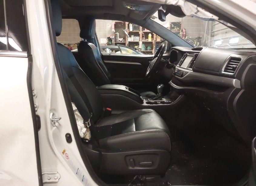 Photo 5 of 2017 Toyota Highlander XLE (VIN 5TDJZRFH3HS368760)
