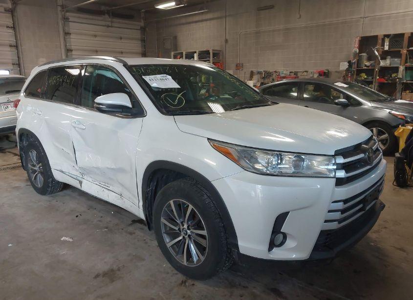 Photo 6 of 2017 Toyota Highlander XLE (VIN 5TDJZRFH3HS368760)
