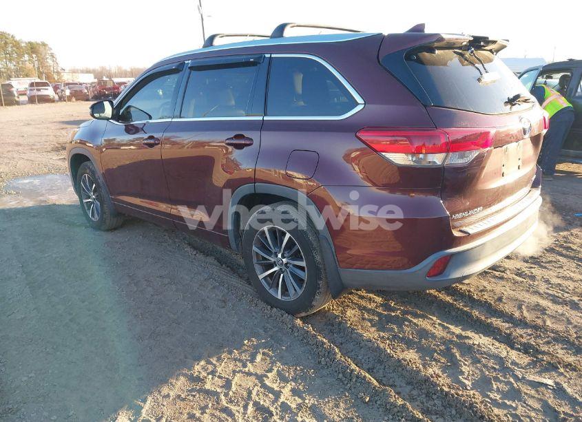 Photo 3 of 2017 Toyota Highlander XLE (VIN 5TDJZRFH3HS378351)