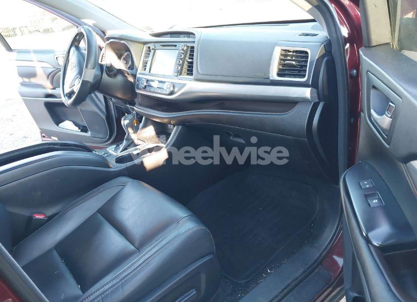 Photo 5 of 2017 Toyota Highlander XLE (VIN 5TDJZRFH3HS378351)