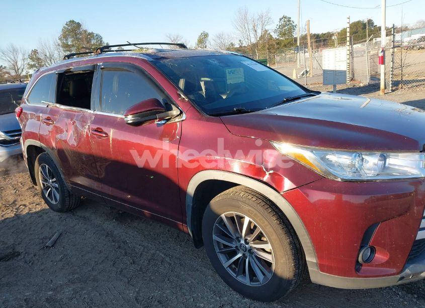 Photo 6 of 2017 Toyota Highlander XLE (VIN 5TDJZRFH3HS378351)
