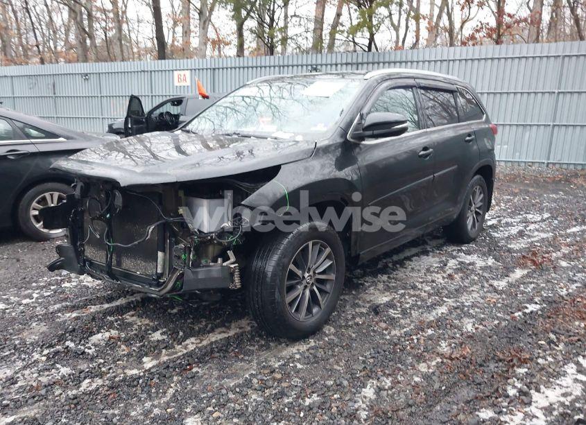 Photo 2 of 2017 Toyota Highlander XLE (VIN 5TDJZRFH3HS396252)