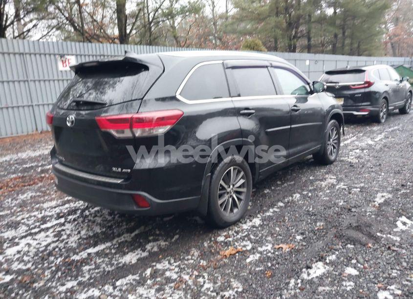 Photo 4 of 2017 Toyota Highlander XLE (VIN 5TDJZRFH3HS396252)