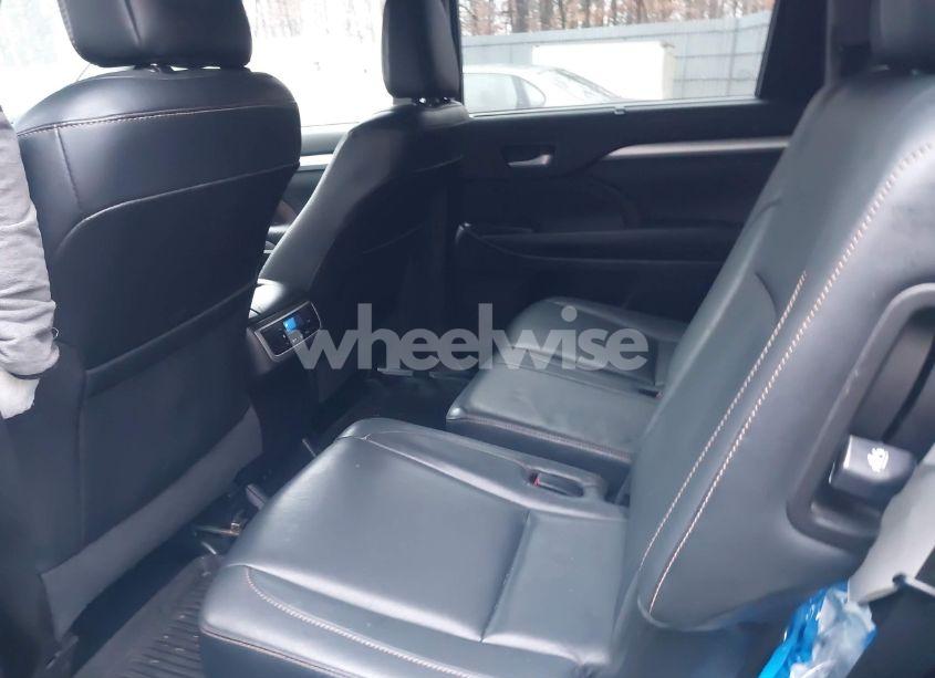 Photo 8 of 2017 Toyota Highlander XLE (VIN 5TDJZRFH3HS396252)