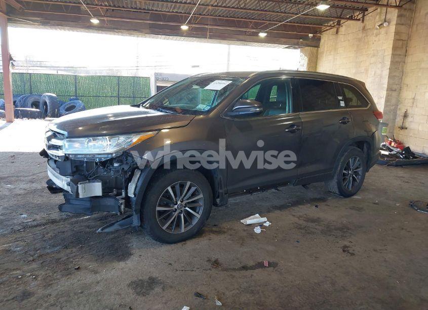 Photo 2 of 2017 Toyota Highlander XLE (VIN 5TDJZRFH3HS434272)