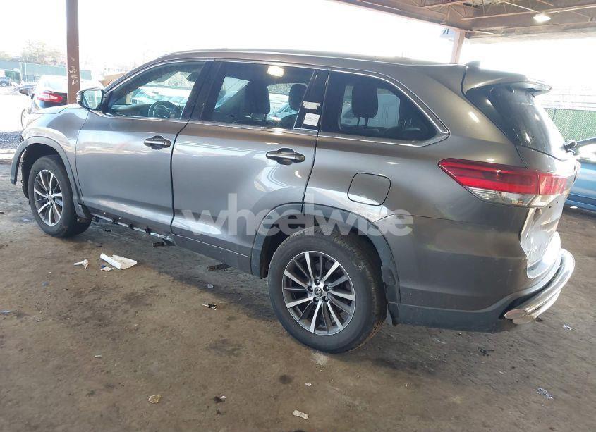 Photo 3 of 2017 Toyota Highlander XLE (VIN 5TDJZRFH3HS434272)