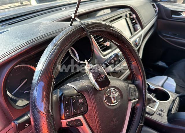 Photo 5 of 2017 Toyota Highlander XLE (VIN 5TDJZRFH3HS434272)