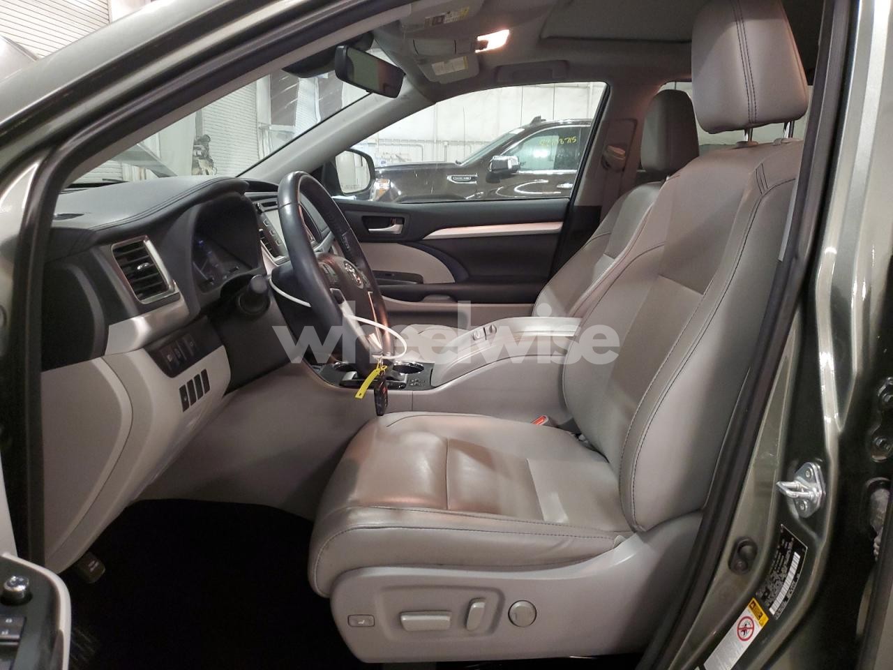 Photo 7 of 2017 TOYOTA HIGHLANDER SE (VIN 5TDJZRFH3HS434871)