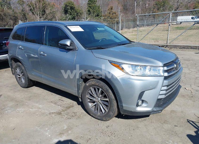 2017 Toyota Highlander XLE (VIN 5TDJZRFH3HS447023) main photo