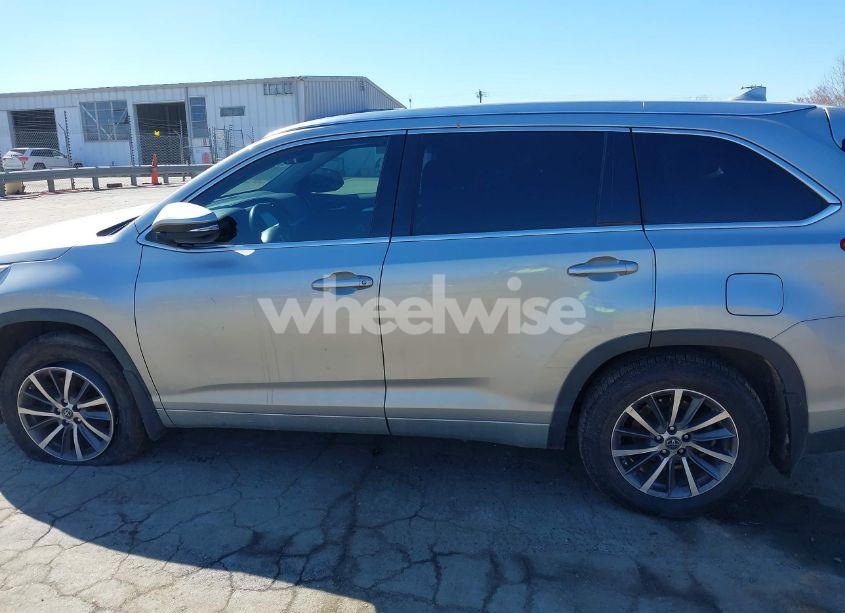 Photo 13 of 2017 Toyota Highlander XLE (VIN 5TDJZRFH3HS447023)