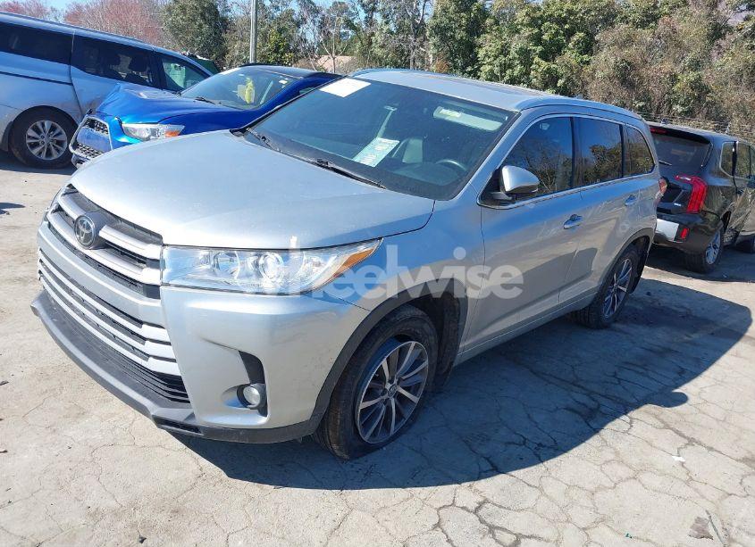 Photo 2 of 2017 Toyota Highlander XLE (VIN 5TDJZRFH3HS447023)