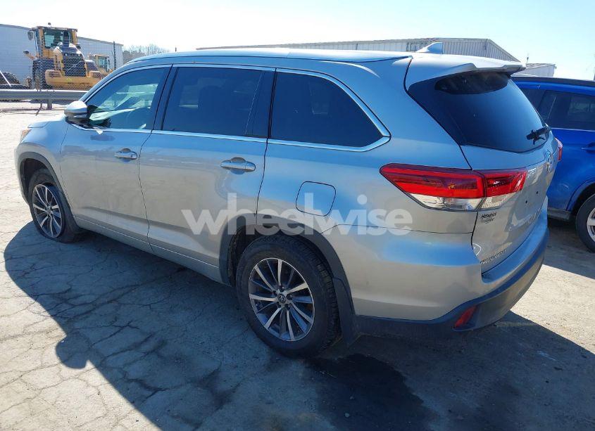 Photo 3 of 2017 Toyota Highlander XLE (VIN 5TDJZRFH3HS447023)