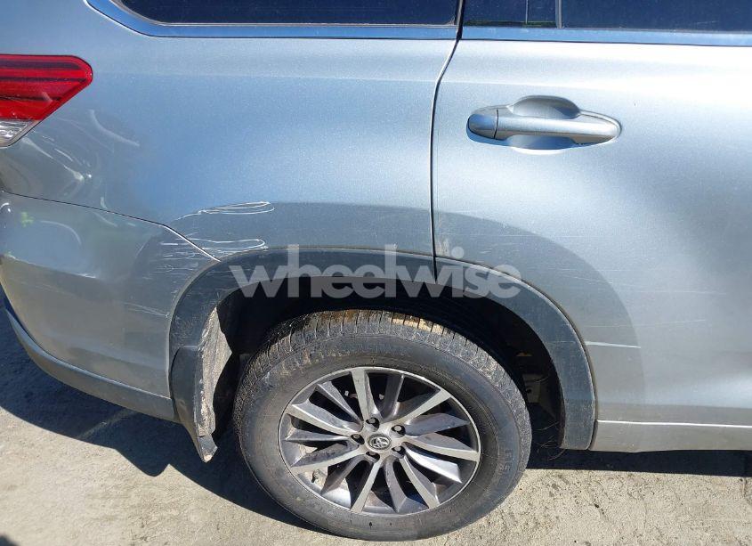 Photo 6 of 2017 Toyota Highlander XLE (VIN 5TDJZRFH3HS447023)