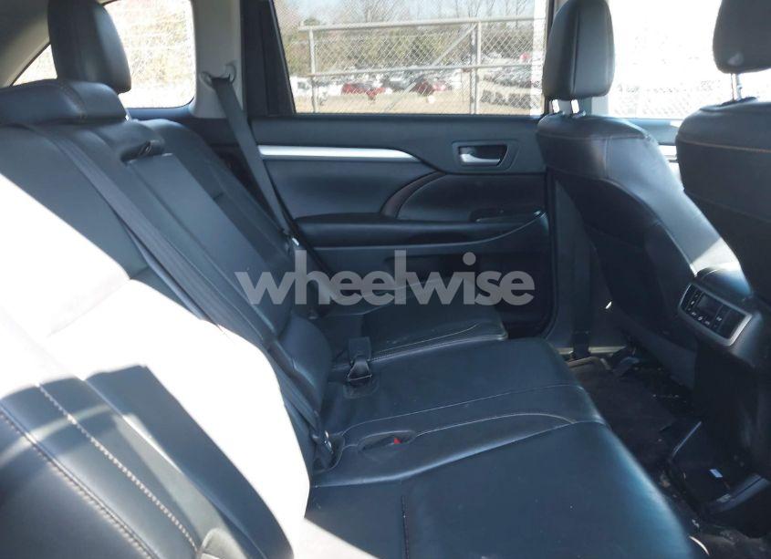 Photo 8 of 2017 Toyota Highlander XLE (VIN 5TDJZRFH3HS447023)