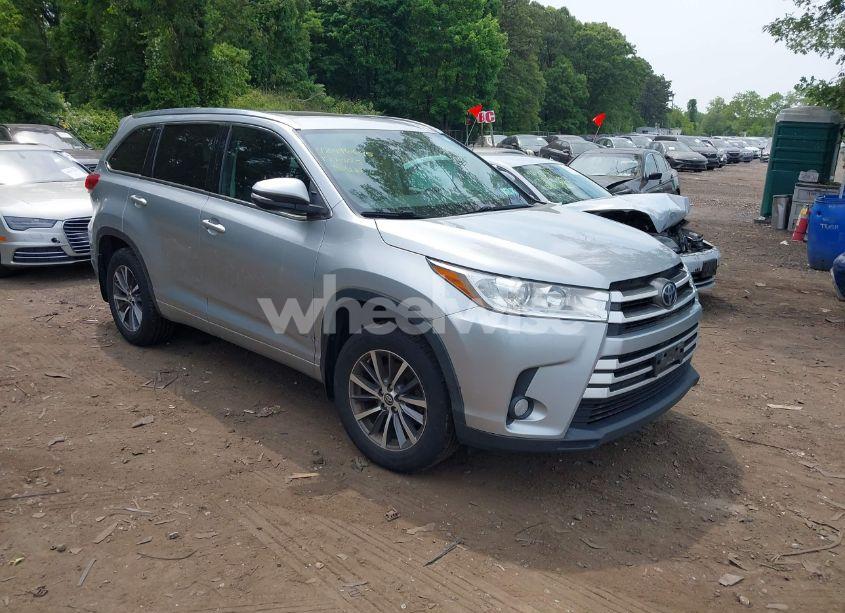 2017 Toyota Highlander XLE (VIN 5TDJZRFH3HS512047) main photo