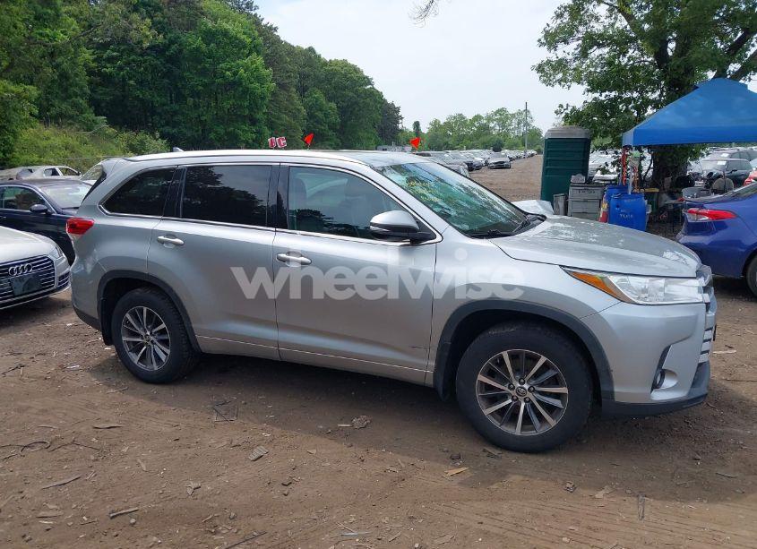 Photo 13 of 2017 Toyota Highlander XLE (VIN 5TDJZRFH3HS512047)