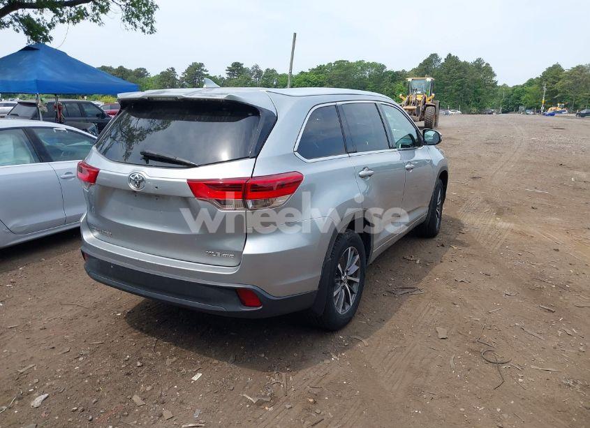 Photo 4 of 2017 Toyota Highlander XLE (VIN 5TDJZRFH3HS512047)