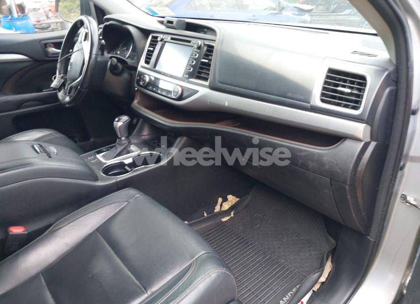 Photo 5 of 2017 Toyota Highlander XLE (VIN 5TDJZRFH3HS512047)