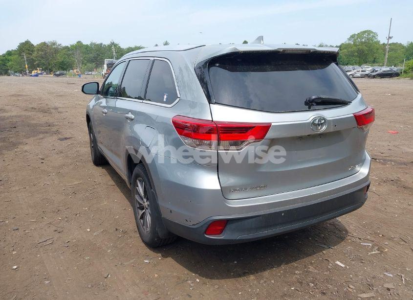 Photo 6 of 2017 Toyota Highlander XLE (VIN 5TDJZRFH3HS512047)