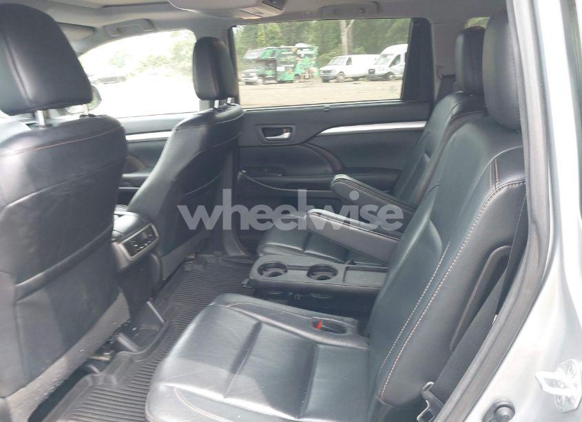 Photo 8 of 2017 Toyota Highlander XLE (VIN 5TDJZRFH3HS512047)