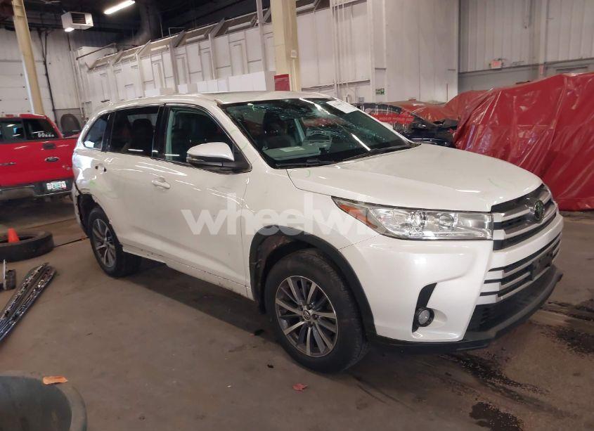 2017 Toyota Highlander XLE (VIN 5TDJZRFH3HS513313) main photo