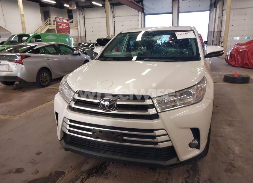 Photo 13 of 2017 Toyota Highlander XLE (VIN 5TDJZRFH3HS513313)
