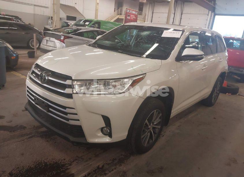 Photo 2 of 2017 Toyota Highlander XLE (VIN 5TDJZRFH3HS513313)
