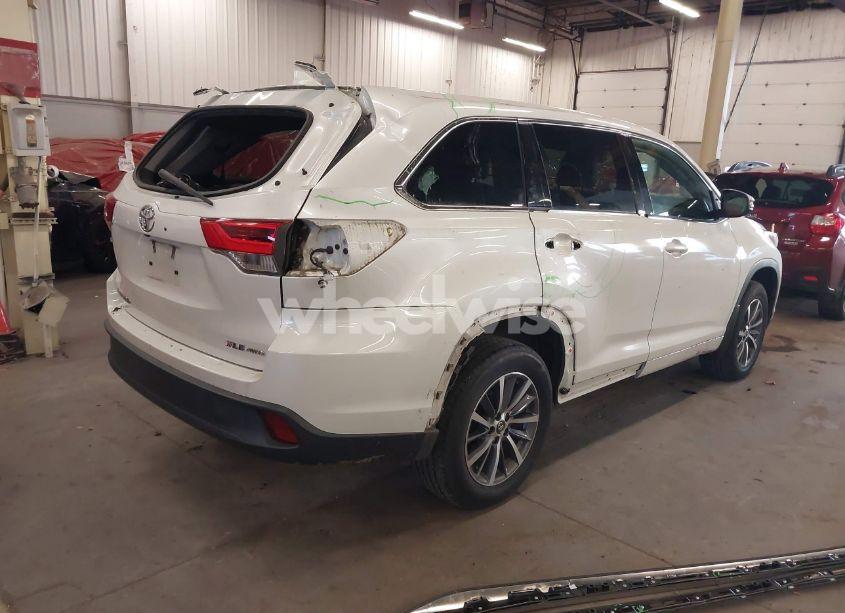 Photo 4 of 2017 Toyota Highlander XLE (VIN 5TDJZRFH3HS513313)