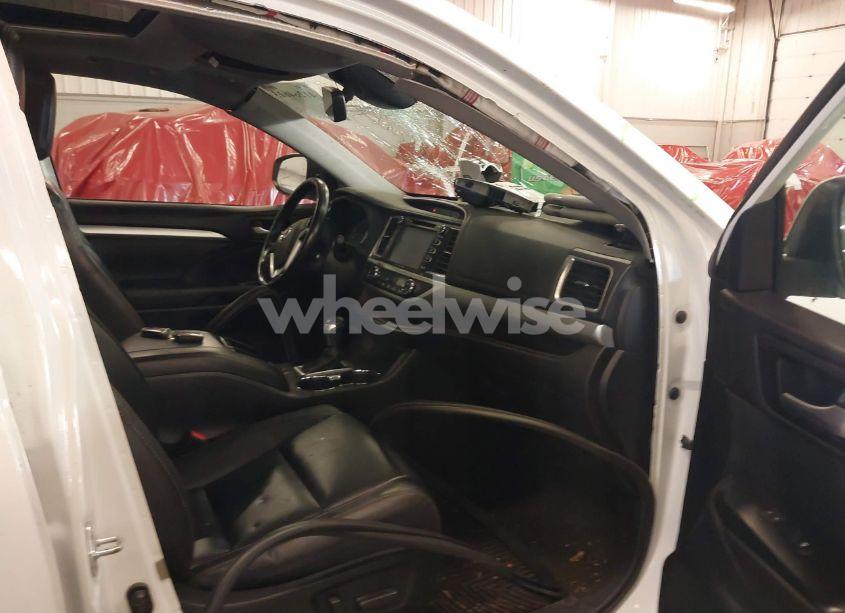 Photo 5 of 2017 Toyota Highlander XLE (VIN 5TDJZRFH3HS513313)