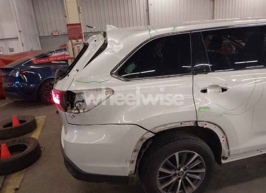 Photo 6 of 2017 Toyota Highlander XLE (VIN 5TDJZRFH3HS513313)