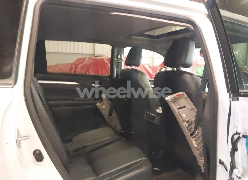 Photo 8 of 2017 Toyota Highlander XLE (VIN 5TDJZRFH3HS513313)