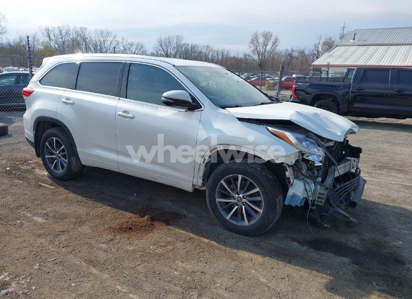 2017 Toyota Highlander XLE (VIN 5TDJZRFH3HS513862) main photo