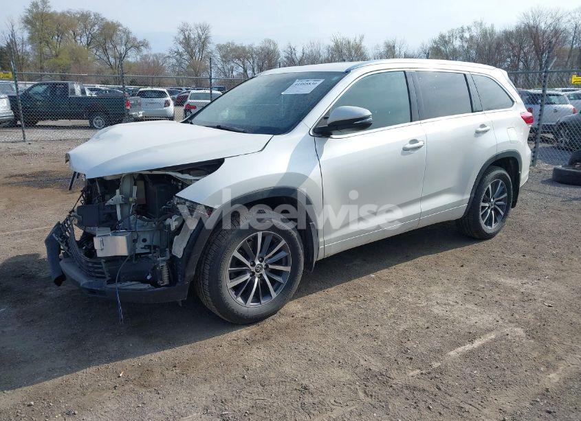 Photo 2 of 2017 Toyota Highlander XLE (VIN 5TDJZRFH3HS513862)