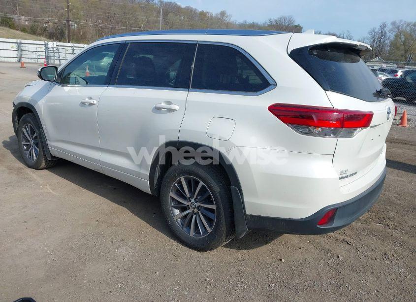 Photo 3 of 2017 Toyota Highlander XLE (VIN 5TDJZRFH3HS513862)