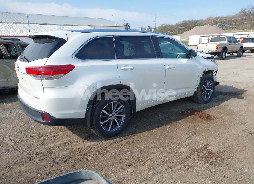 Photo 4 of 2017 Toyota Highlander XLE (VIN 5TDJZRFH3HS513862)