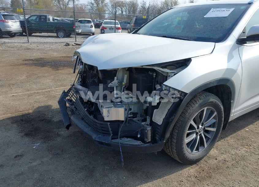 Photo 6 of 2017 Toyota Highlander XLE (VIN 5TDJZRFH3HS513862)