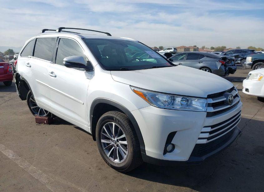 2018 Toyota Highlander XLE (VIN 5TDJZRFH3JS499399) main photo
