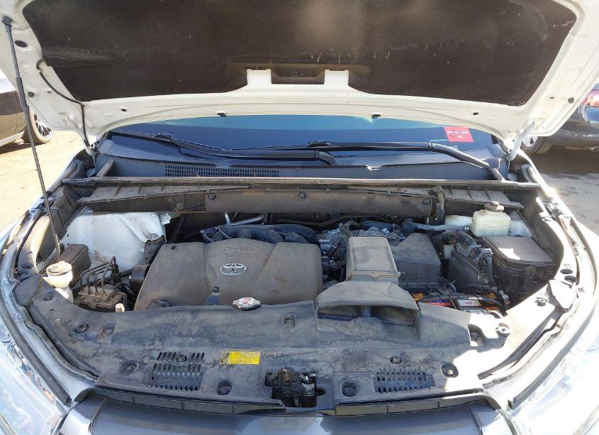 Photo 10 of 2018 Toyota Highlander XLE (VIN 5TDJZRFH3JS499399)