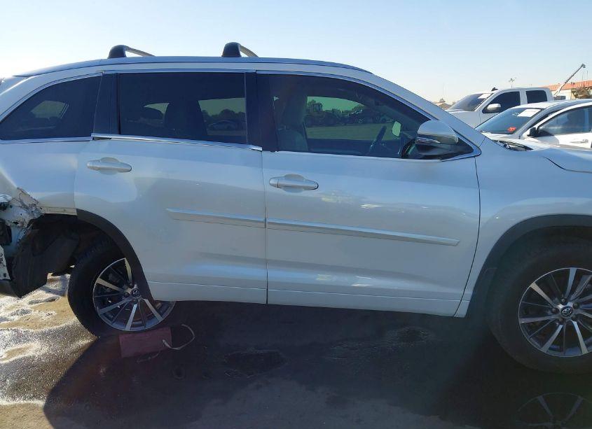 Photo 13 of 2018 Toyota Highlander XLE (VIN 5TDJZRFH3JS499399)