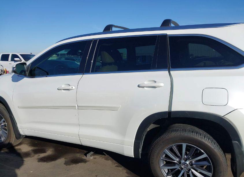 Photo 14 of 2018 Toyota Highlander XLE (VIN 5TDJZRFH3JS499399)
