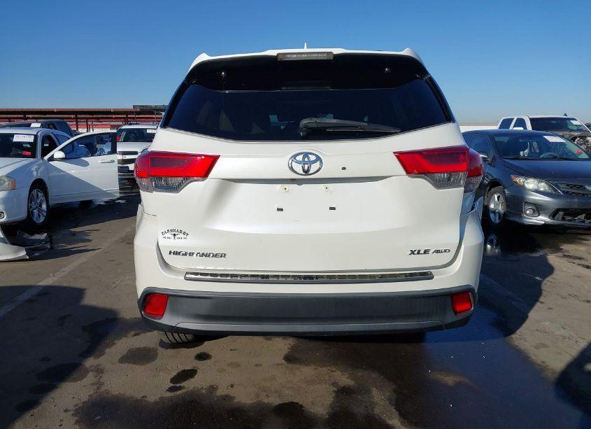 Photo 16 of 2018 Toyota Highlander XLE (VIN 5TDJZRFH3JS499399)