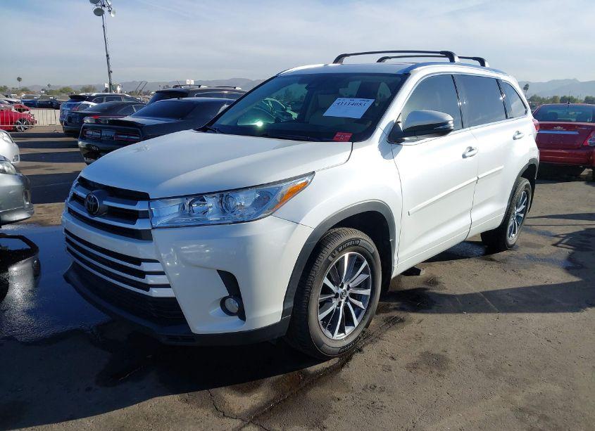 Photo 2 of 2018 Toyota Highlander XLE (VIN 5TDJZRFH3JS499399)