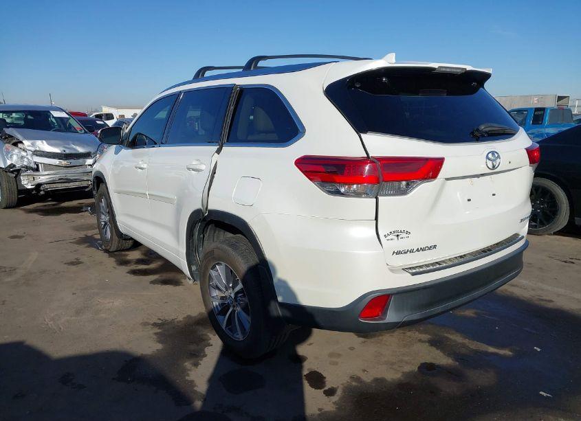 Photo 3 of 2018 Toyota Highlander XLE (VIN 5TDJZRFH3JS499399)