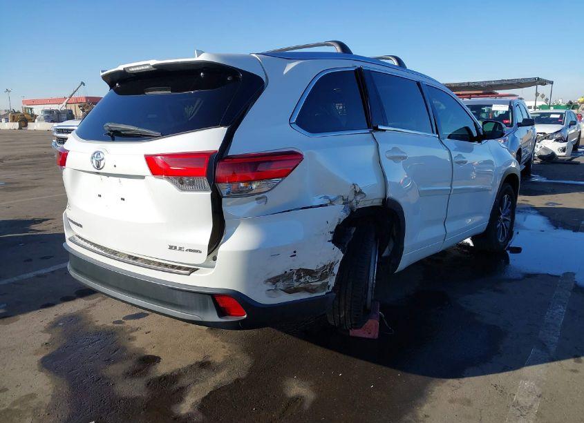 Photo 4 of 2018 Toyota Highlander XLE (VIN 5TDJZRFH3JS499399)