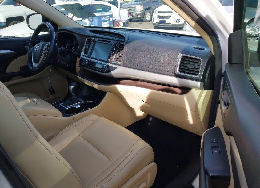 Photo 5 of 2018 Toyota Highlander XLE (VIN 5TDJZRFH3JS499399)