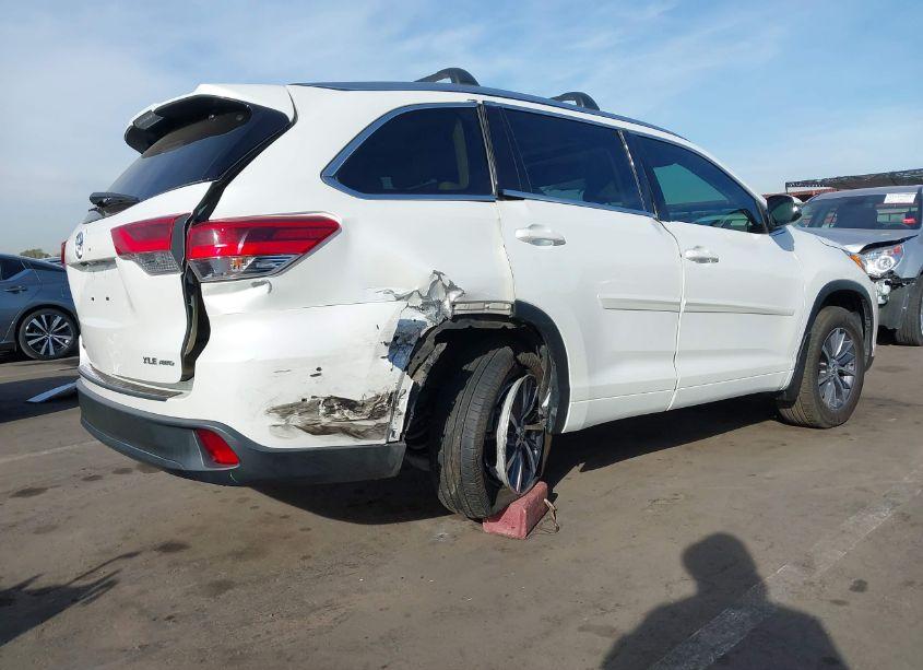 Photo 6 of 2018 Toyota Highlander XLE (VIN 5TDJZRFH3JS499399)