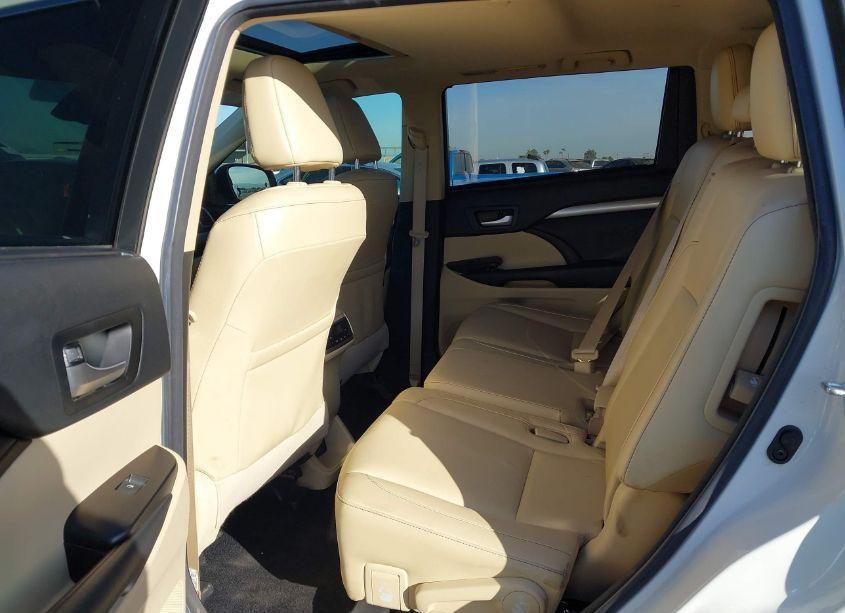Photo 8 of 2018 Toyota Highlander XLE (VIN 5TDJZRFH3JS499399)